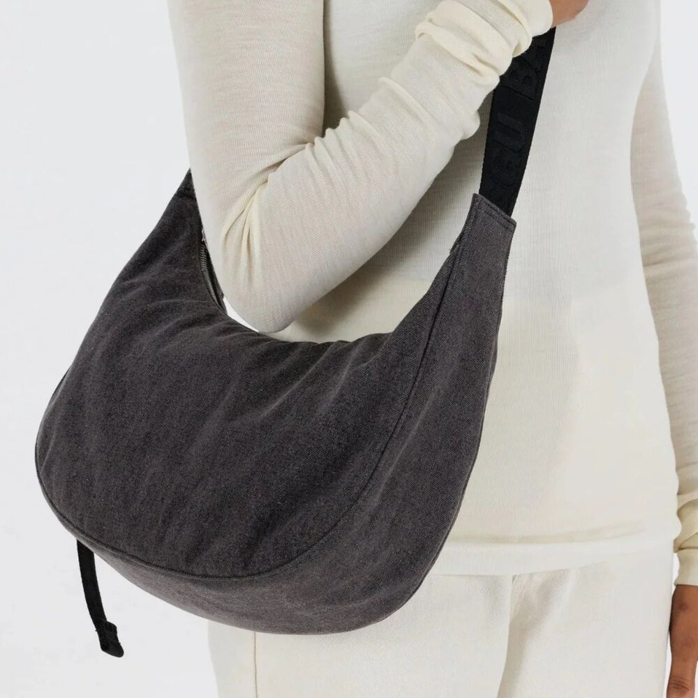 NWT Baggu Medium Crescent Bag - Washed Black Denim - Picture 4 of 12